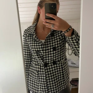 Kappa  - Säljer min korta kappa i hundtandsmönser. Den är i  storlek s, säljer för 350kr 