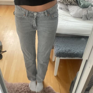 Grå jeans från Gina Tricot - Säljer ett par grå jeans från Gina Tricot i storlek 34. är för små för mig och lite för korta.De är i bra skick.💕