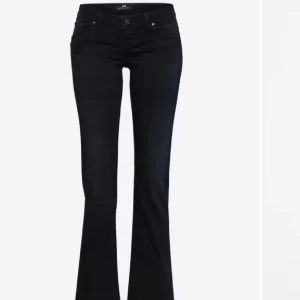 Ltb jeans - Jätte fina ltb jeans som är i bra skick💕 De är lågmidjade och utsvängda💕 Skicka för egna bilder