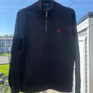 Säljer denna snygga polo Ralph lauren half zip. Köpt från Zalando för ca 2000kr och den är inte så använd. Skicket är 9/10 de finns inga fläckar eller något som förste den. Storleken är S. Skriv vid funderingar👍🏼  Säljer på min kompis