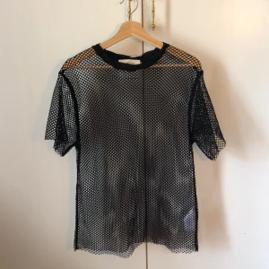 Liviana Conti Svart T-shirt Donna Large - Svart nättröja, "Donna", från Liviana Conti. Väldigt bra skick. 