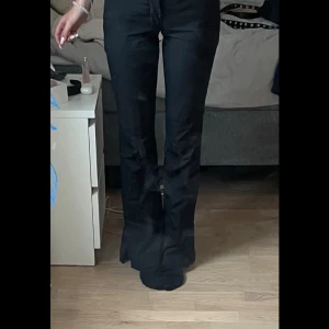 Low waist kostymbyxor - Säljer dem här Low waist kostymbyxorna från Bikbok eftersom den inte längre kommer till användning. Dem har slits vid benen.💗