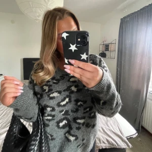 Leopard stickad tröja  - Detta är en stickad grå leopard tröja med lite silverglitter i sig. Den är i ett mycket bra skick💖trots storleken är den inte jätte stor skulle jag säga 