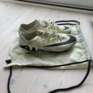 Säljer mina ”Nike Air Zoom Mercurial Vapor 15 Elite AG” fotbollsskor då jag inte längre spelar fotboll. De är i mycket bra skick, använda, men inte mycket. Säljer ett par likadana med gräsdubbar i profilen också! Påsen ingår ej! Storlek 44,5 funk 45