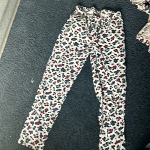 Pyjamas - Vet tyvärr inte vilken storlek de är men har använt de bara 4 gånger 