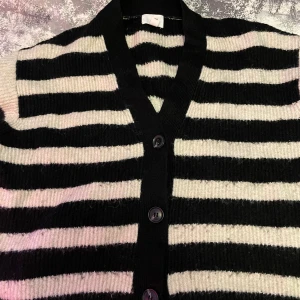 Stickad Cardigan  - Knappar som man kan stänga har inte använt den mycket bara ett par gånger 
