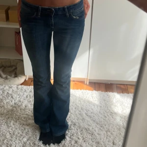 Blå bootcut jeans från Wrangler - Säljer ett par snygga Wrangle r jeans som inte har kommit till användning. Lågmidjade och bootcut med snygga backfickor.💕💕 Hör av dig vid frågor eller fler bilder!💕