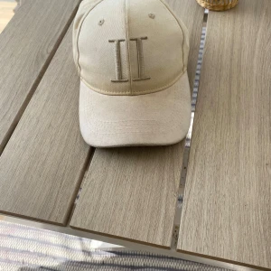 Les deux keps - Väldigt fin keps från les deux. Tveka inte att höra av er vid funderingar.