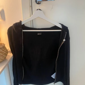 Zip up tröja  - Säljer denna zip up tröja för att jag inte tycker om den så mycket längre 💓men vet då inte om kjedjan är trasig eller bara trög