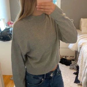 H&M stickad tröja. - H&M stickad tröja som aldrig är andvänd.