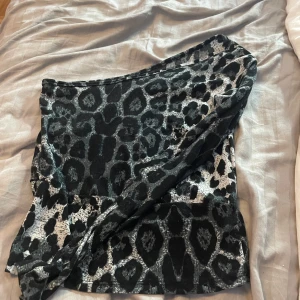 tröja - säljer denna jätte fina en ärmade tröjan. kommer tyvärr inte till användning och säljer den för 75kr + frakt. Är osäker på storleken men den är nog i S