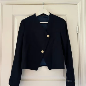 Morris kavaj - Morris Lady kavaj, i storlek 38. Blå med guldknappar. Som ny, aldrig använd, bara testad. Kavajen upplevs mindre, jag skulle säga att den är mer som storlek 36