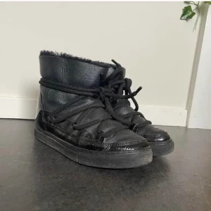 Inuikii  - Säljer dessa super sköna Inuikii. Använd en vinter men i bra skick. Säljer pga köpt nya vinterskor. Skriv vid intresse eller frågor❤️