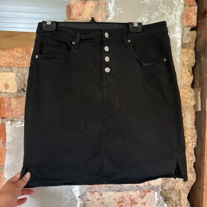 Kjol - Svart kjol. Storlek 42, väldigt stretchigt tyg så skulle mycket väl passa 44 med.