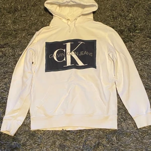 Calvin Klein Jeans Hoodie - Säljer en Calvin Klein Jeans hoodie i storlek S (vuxenstorlek)  Pris 500kr, men priset går absolut att diskutera!