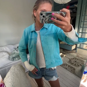 Trekvartsärm jacka! - Så sjukt fin turkos/blå jeans jacka med Trekvartsärm! 