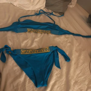 Turkos Calvin Klein bikini 🩵🩵 - Säljer denna jätte snygga bikini från Calvin Klein!!🩵🩵har inga defekter var jag vet iaf!🩷🩷går att ta av banden på toppen så de kan bli en bandou!!🩷🩷🩷