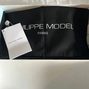 Philippe model skor - Ett par fräscha skor i ett helt nytt skick, box och tillbehör tillkommer!