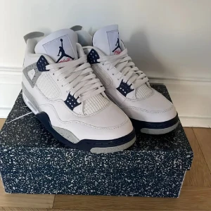 Jordan 4 navy blue oreo - Säljer dessa Jordan 4s navy blir oreo. De sälj pa grund av att de inte passar mig och har anänt som runt 3 gänger och det är 9,5/10 skick Osäker på äktighet men de är dunder kvalitet