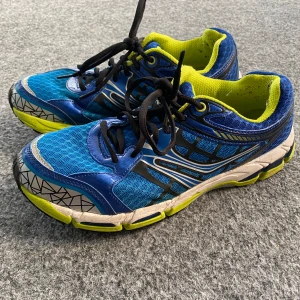 Soc träningsskor - Säljer ett par coola träningsskor i blått och limegrönt. Storlek: 42. Bra skick. Hör av er vid eventuella frågor!!