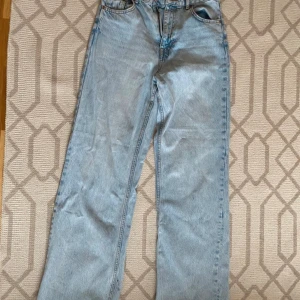 Ljusblå jeansbyxor - Jeans från zara med hög midja och vida ben.