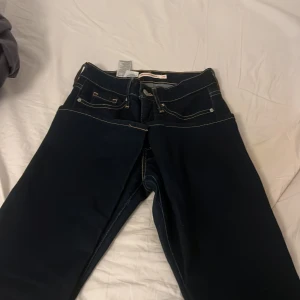 Lågmidjade blåa jeans från levis - Nya jeans från Levis. Superlåga och jättefina, men säljer pågrund av för korta.