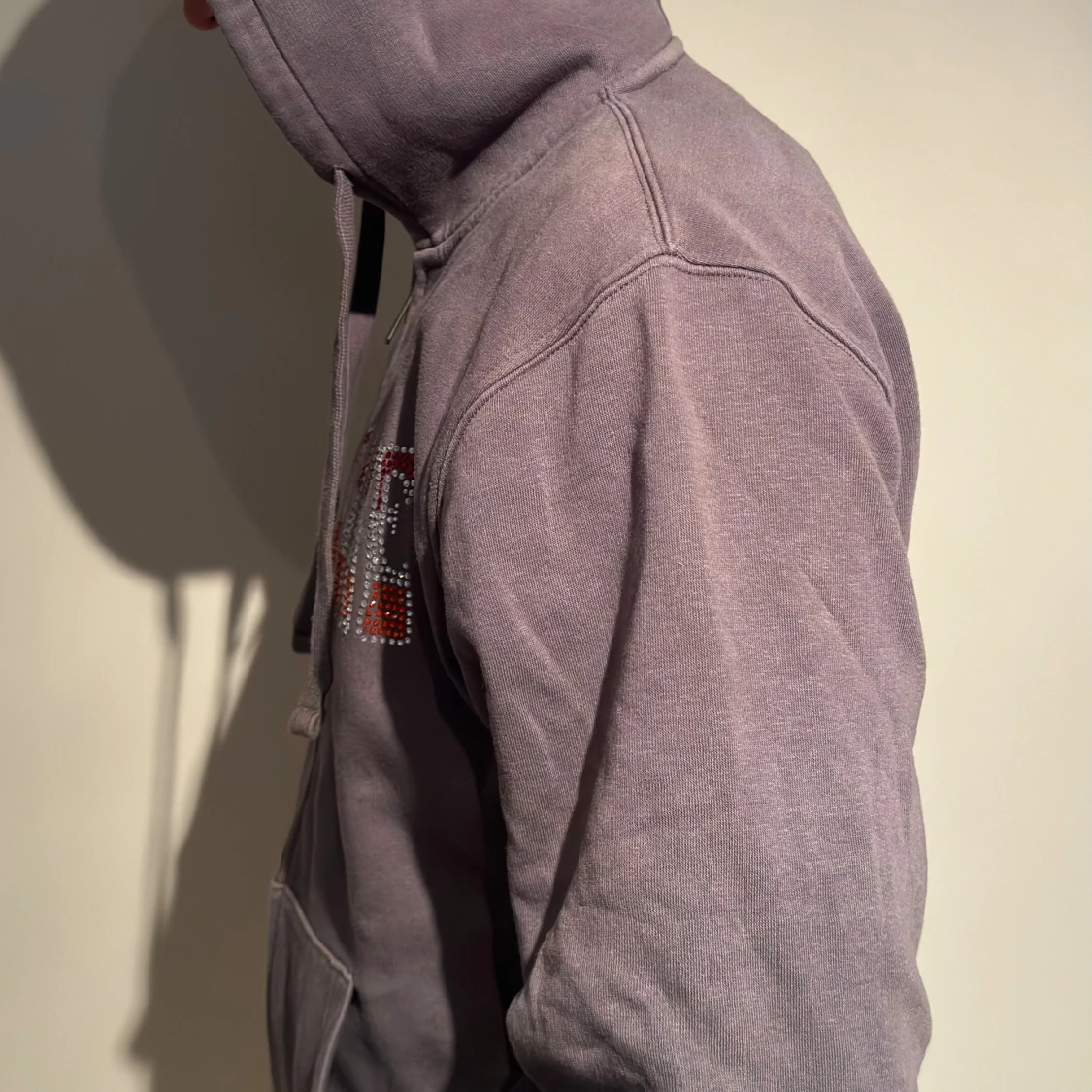 Grå hoodie med dragkedja från One of One - 90