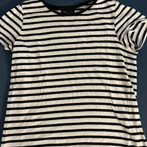 T-shirt - Fint t-shirt passar bra med allt. Knapt användt.