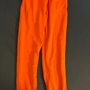 Byxor  - Fina oranga byxor. Mjuk och skönt att ha de. Knapt användt.