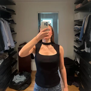 Topp - Säljer denna sjukt snygga topp som funkar perfekt till ett festligare tillfälle tillsammans med t. Ex ett par jeans eller kostymbyxor!