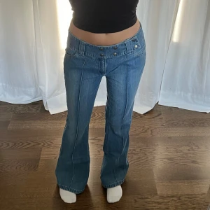 Lågmidjade jeans - Lågmidjade vintage bootcut jeans som knäpps ifam från Joelle. Midjemått: 82 cm, 41 cm rakt över. Innerbenslängd: 81 cm. Jag är 176 cm. Två knappar saknas men det är inget som märks och de knäpps utan problem 💘