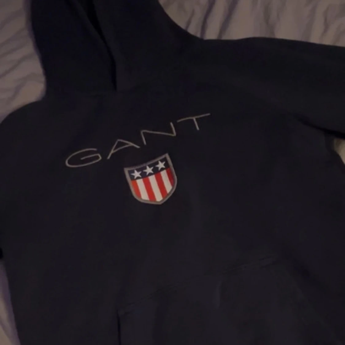 Mörkblå hoodie från GANT - 90