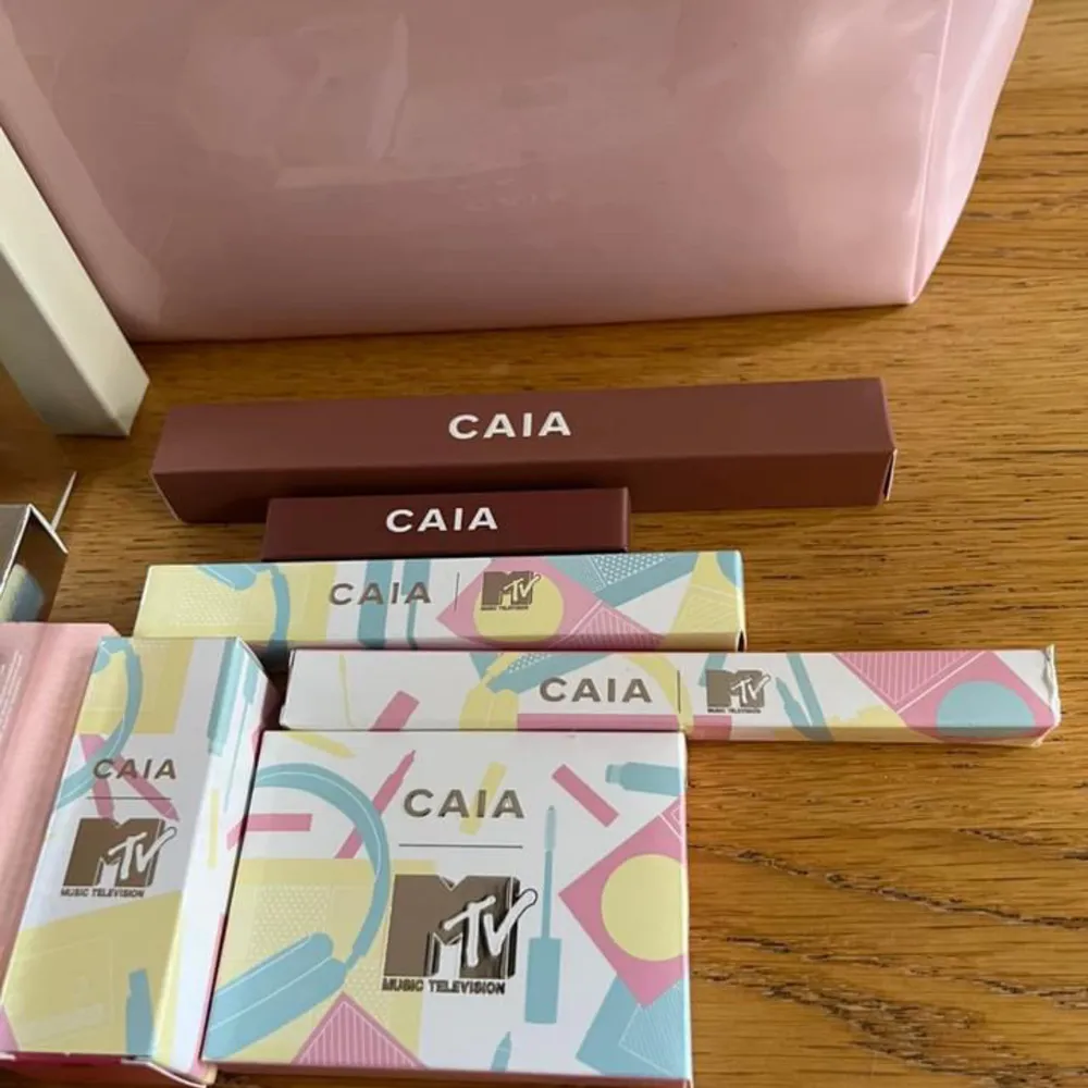 CAIA Cosmetics till ett värde av ca 3500  Innehåll: MTV Spring Break Mascara Svart  Full Brow Gel Clear  Necessär Pink  MTV Pimp my Palette ögonskuggor pastell Find your balance sheet masks  Perfect Blender  Vann goodiebag och använder ej:)   . Skönhet.