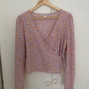 Långärmad topp - Mycket bra skick. Ifrån Monki.Sitter som storlek M.