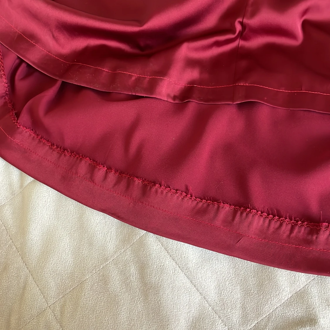 Vinröd långklänning med smala axelband - 92