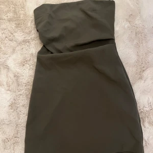 Olivgrön klänning - Olivgrön tub klänning ifrån Zara. I storlek XS