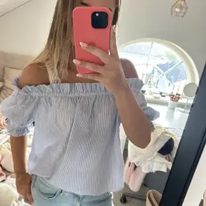 Supersöt Off shoulder blus från hm. 