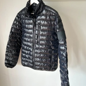 Peak Performace jacka herr - Peak Performace jacka (herr) i storlek S. Jättefint skick och använd fåtal gånger. Har endast fått lite färg på dragkedjan (se bild) men som knappast syns. Kontakta för mer info. 🤗  Höstjacka, vårjacka, dunjacka, herrjackor