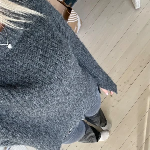 Stickad tröja  - Mysig stickad tröja från Gina 💗 knappt använd å köpt för 399