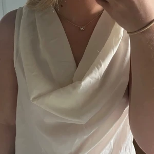 Blus från vero moda - En blus från vero Moda köpt från Sellpy helt oandvänd av mig. I strl S/M  Säljer pga av att den är lite stor 