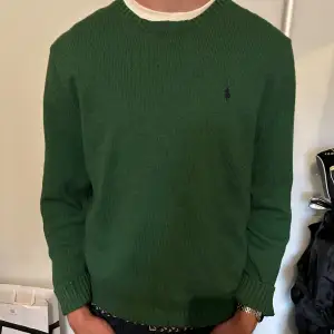 Skön Ralph lauren sweatshirt med en unik färg. Passar M