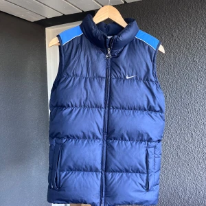 Nike puffer vest - Vintage Nike vest som är i väldigt bra skick! Skriv om du har några frågor!