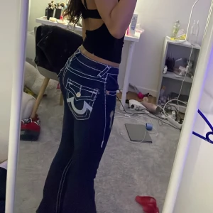 True religion  - Köpte här på Plick men sydde om dom till bootcut, lite tajta på mig som brukar ha storlek 34. 