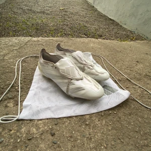adidas Predator Elite Fold-over Tongue FG (Storlek: EU 451⁄3/UK 101⁄2) - Hej, har haft mina skor i två månader så har inte används mycket, ny pris (3299) och jag lägger ut min för 1800! Kontakta vid frågor!!