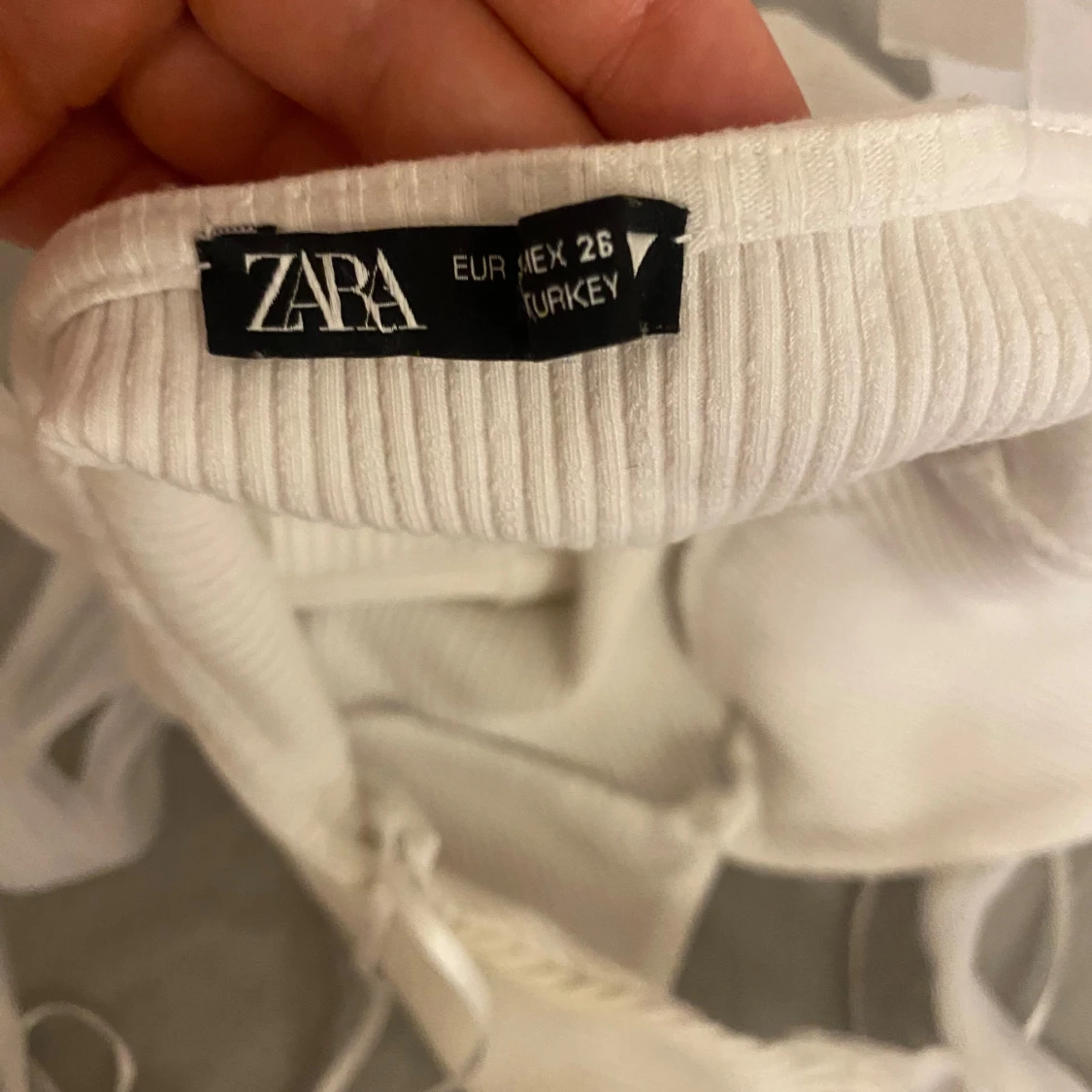 Vit ribbad klänning från Zara - 90