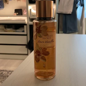 Victoria secret - Bare vanilla som luktar vanilj och blomma. Knappt använd, använt ca 10 ml av 250ml