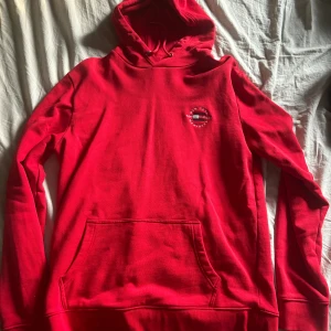 Tommy Hilfiger Hoodie - En väldigt fin hoodie i väldigt fint skick har bara använt den 1 gång men tyckte inte om hur den passa mig för den var för lång. Det är XL i barn storlek så den är M ungefär i herr storlek. Säljer den för bra pris men priset kan diskuteras. 😁