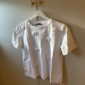 Unik t-shirt  - Skitsnygg T-shirt med unika detaljer!!💗💗Jättesnygg till hösten