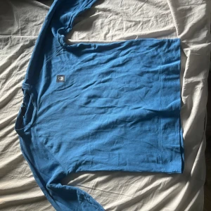 Sail racing tröja - En blå snygg sail racing tröja som är perfekt nu för hösten när det börjar bli lite kyligare om dagarna. Har bara använt den 1 gång, fick den av en jag kände som inte ville ha den mer. Den passar inte riktigt mig, lite tajt på mig! Det är storlek M.