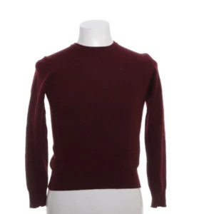 J.Lindeberg Tröja - Röd Merino(100%) tröja i bra skick(7/10). Perfekt inför hösten! Kombineras perfekt till våra nudie jeans i bion. Hör av er vid frågor!